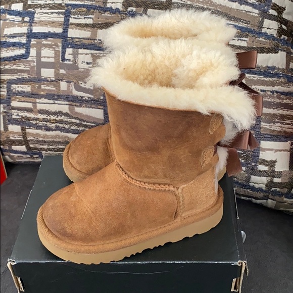 Toddlers Bow tie Ugg’s - Picture 3 of 3